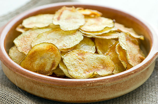 Le patatine chips - Una tira l'altra: le patatine chips sono irresistibili! Prepararle in casa è facilissimo e il risultato è sempre un successo strepitoso.