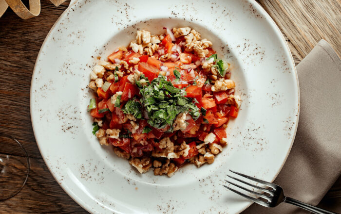 Insalata affumicata di pomodori, peperoni e noci