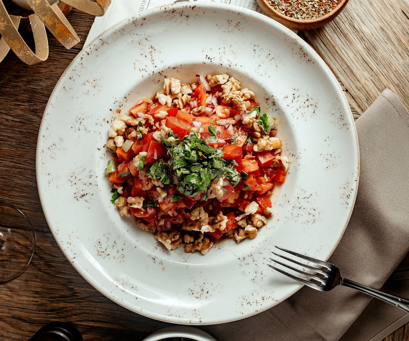 Insalata affumicata di pomodori, peperoni e noci