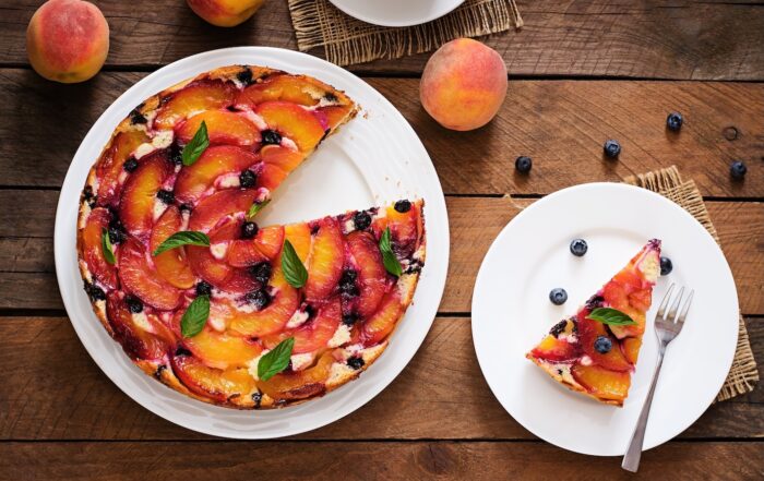 torta-rovesciata-pesche-mirtilli