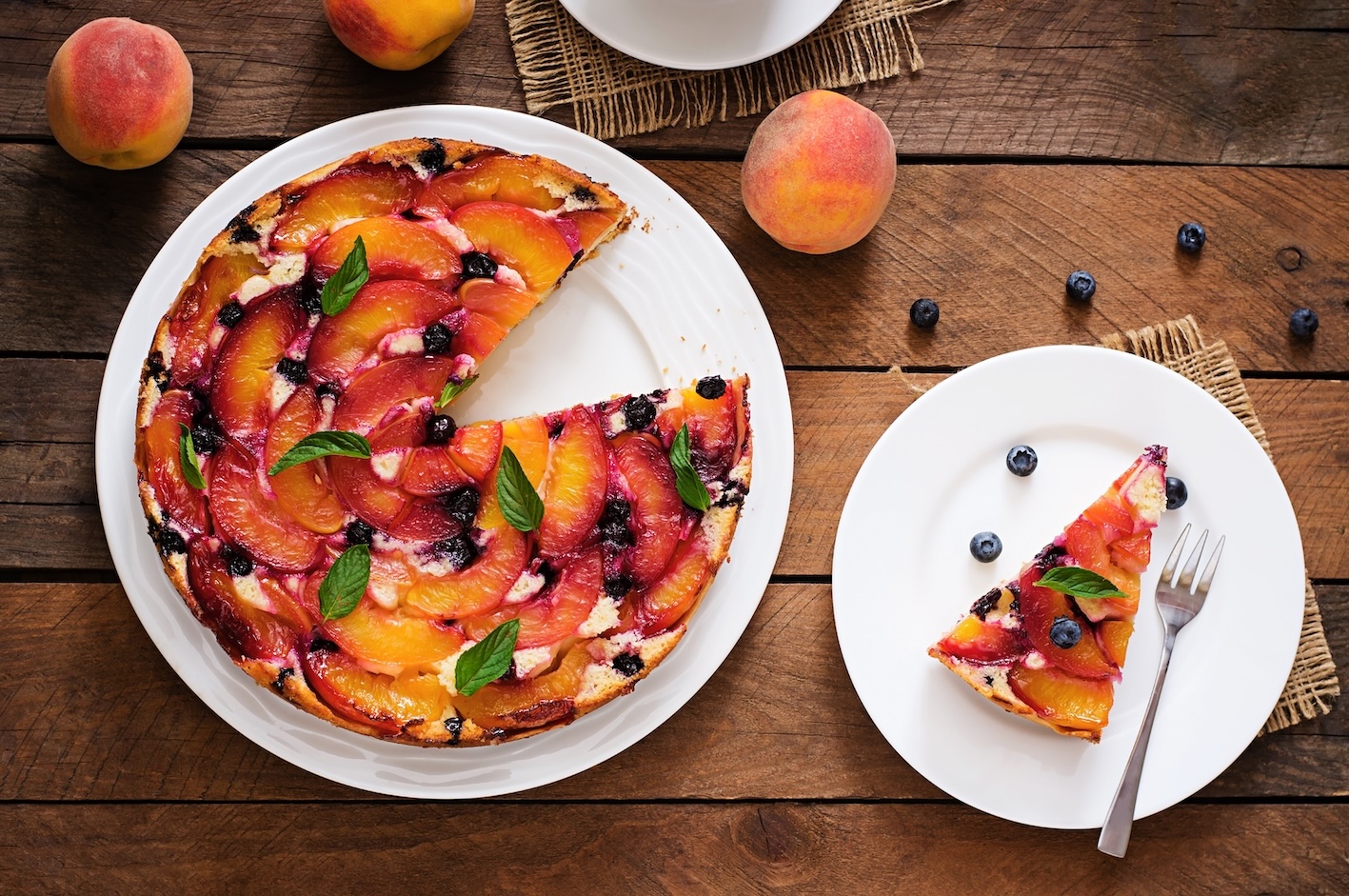 torta-rovesciata-pesche-mirtilli