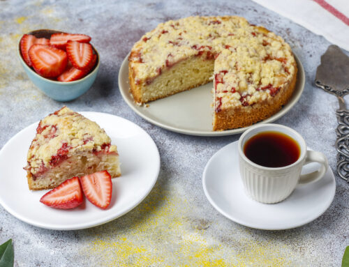 Torta con crumble di fragole e mandorle