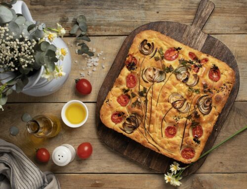 Focaccia di patate con cipolle e pomodorini