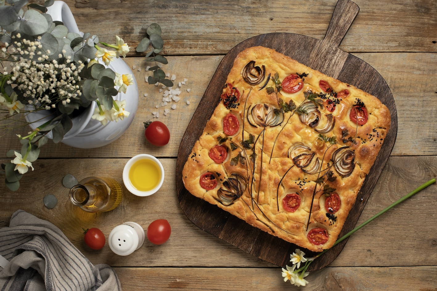 focaccia-patate-cipolle-pomodorini