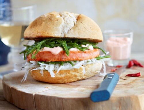 Burger di salmone con asparagi di mare