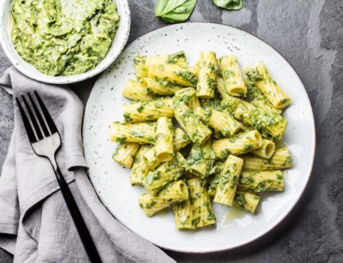 Pasta con pesto di avocado alle erbe