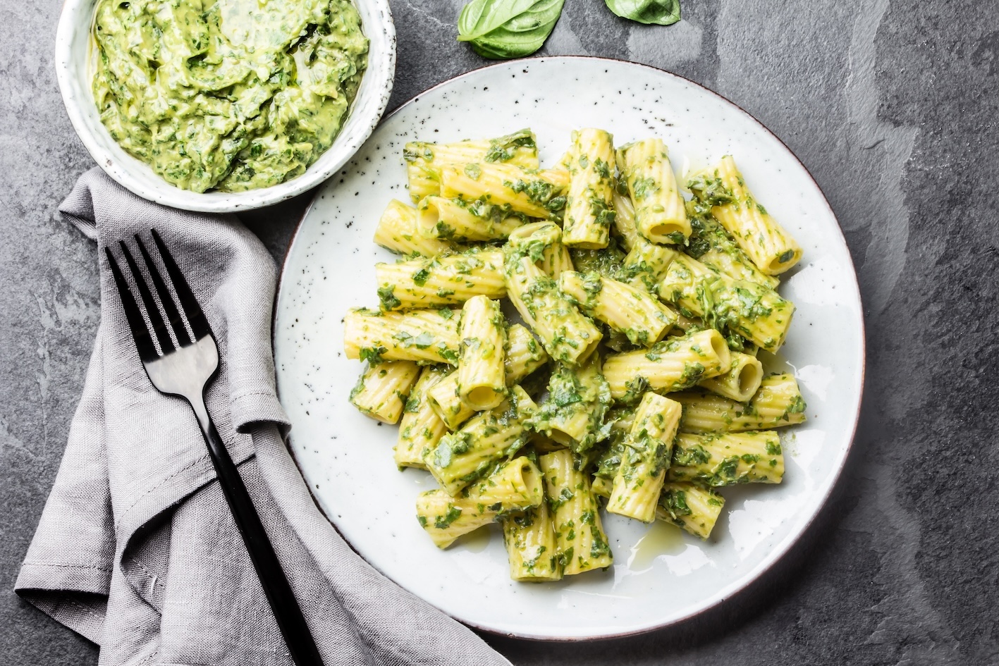 pasta-pesto-avocado-erbe
