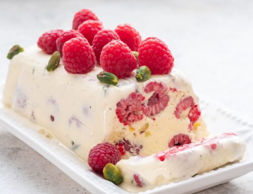 Semifreddo di meringa con lamponi e pistacchi