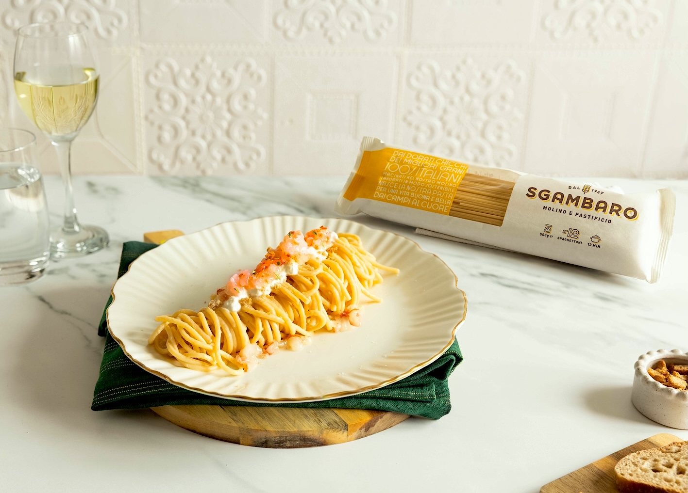 spaghettoni-gamberi- burrata-crumble-taralli