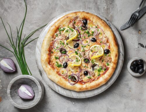 Pizza al tonno con cipolle e limone confit