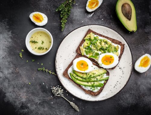 Avocado toast con uova barzotte e microgreen