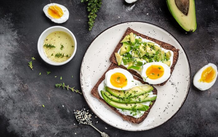 toast-uovo-avocado-microgreen
