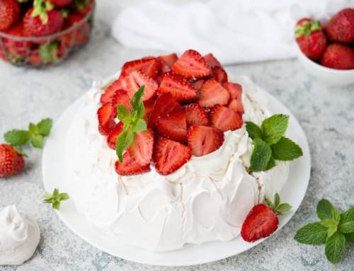 Pavlova con panna e fragole alla menta