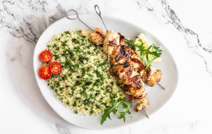 spiedini-pollo-cous-cous-erbe
